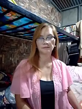 Snapshot of SexyHottMom chatting on 06.28.26 SexyHottMom online show from 06.28.26