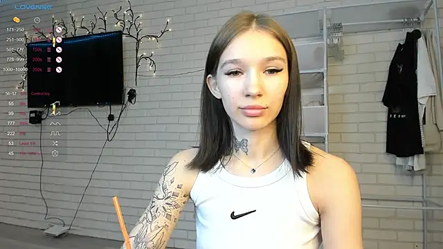 Snapshot of AsyaMiller chatting on 10.18.25 AsyaMiller online show from 10.18.25