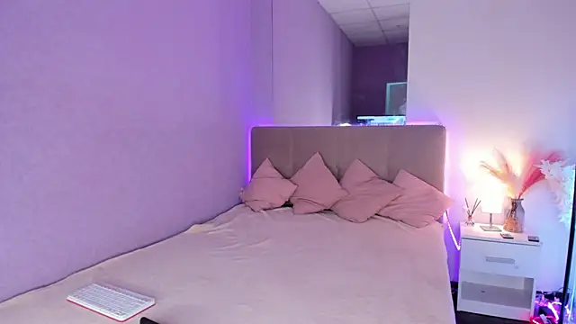 Snapshot of NikkiBustt chatting on 10.07.25 NikkiBustt online show from 10.07.25