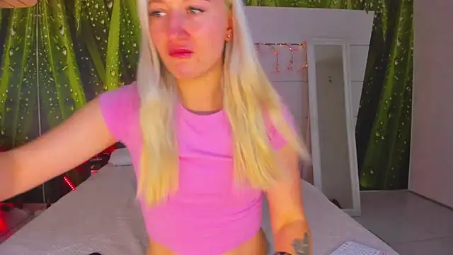 Snapshot of HollyTailors chatting on 10.13.25 HollyTailors online show from 10.13.25