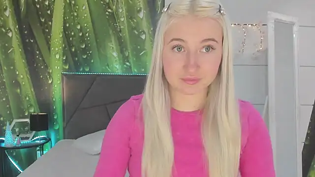 Snapshot of HollyTailors chatting on 02.04.26 HollyTailors online show from 02.04.26