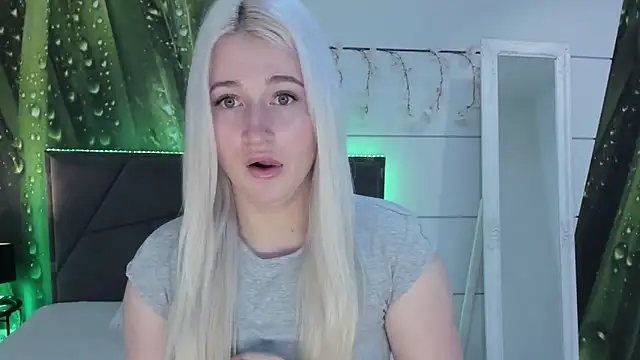 Snapshot of HollyTailors chatting on 02.15.26 HollyTailors online show from 02.15.26