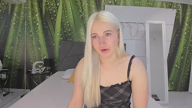 Snapshot of HollyTailors chatting on 02.28.26 HollyTailors online show from 02.28.26