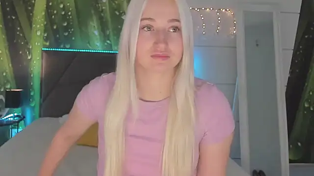 Snapshot of HollyTailors chatting on 03.02.26 HollyTailors online show from 03.02.26