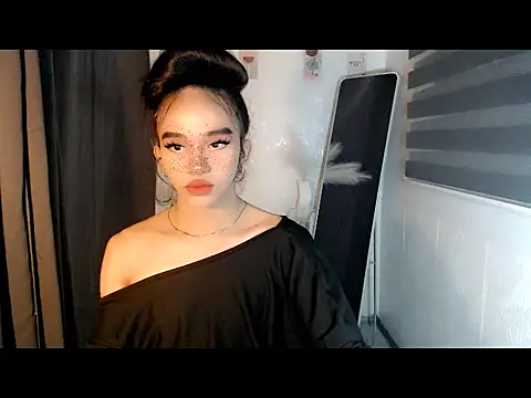 Snapshot of LauraSoHot chatting on 11.23.25 LauraSoHot online show from 11.23.25