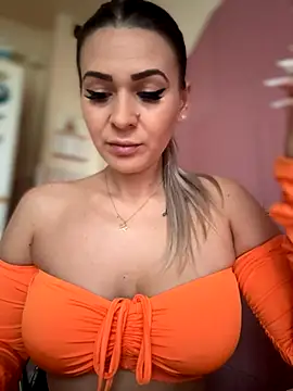 Snapshot of iSelena chatting on 10.13.25 iSelena online show from 10.13.25