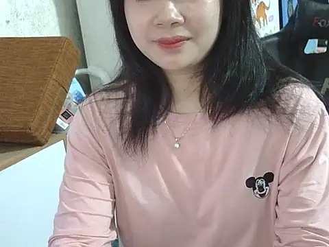 Snapshot of suri- chatting on 11.13.25 suri- online show from 11.13.25