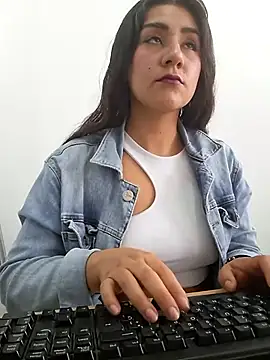 CAROLINE  07 online show from 11.20.25