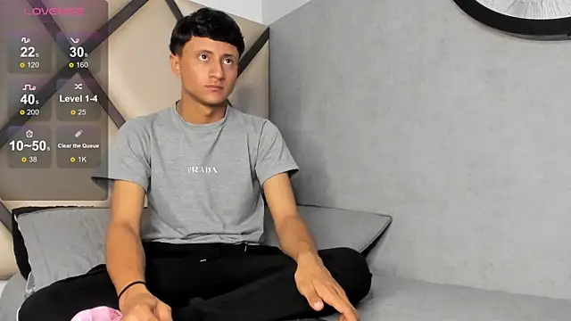 Snapshot of _Leohot_ chatting on 10.04.25 Leohot online show from 10.04.25