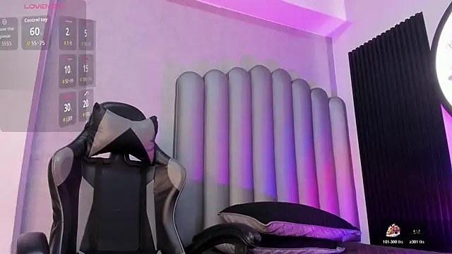 Snapshot of _Leohot_ chatting on 10.24.25 Leohot online show from 10.24.25