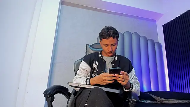 Snapshot of _Leohot_ chatting on 11.05.25 Leohot online show from 11.05.25