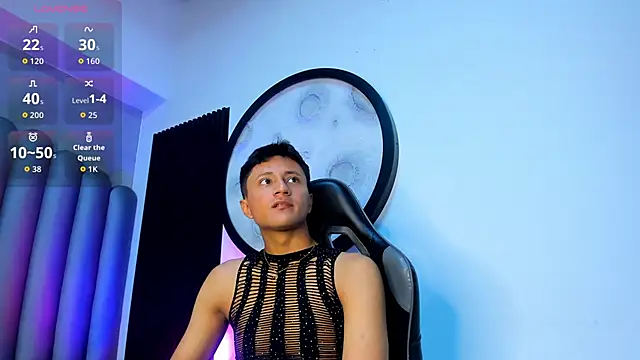 Snapshot of _Leohot_ chatting on 11.14.25 Leohot online show from 11.14.25