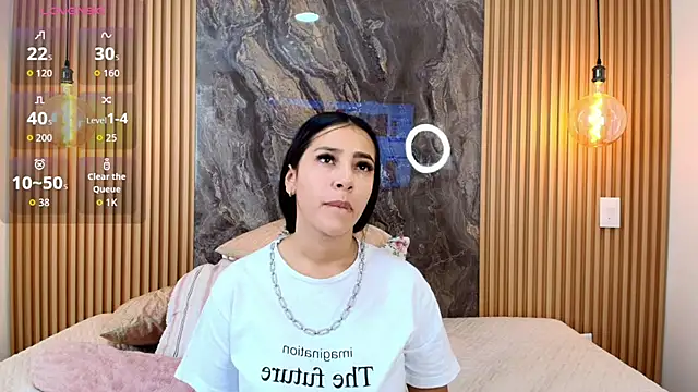 Snapshot of Alana-Jones chatting on 11.11.25 Alana-Jones online show from 11.11.25