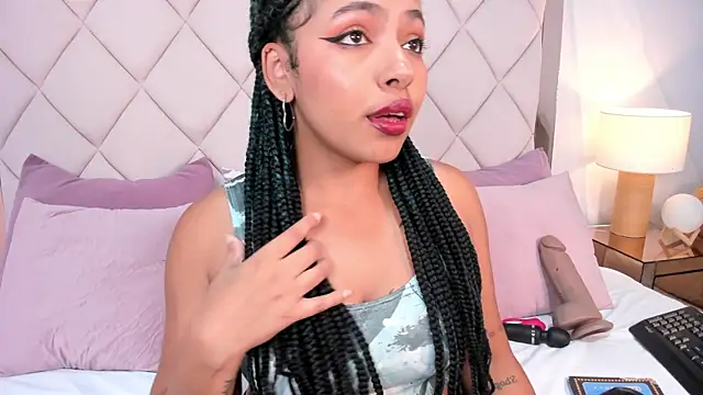 Snapshot of momo_ayasse chatting on 10.17.25 momo ayasse online show from 10.17.25