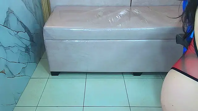 Snapshot of zoe_r_ chatting on 10.03.25 zoe r online show from 10.03.25