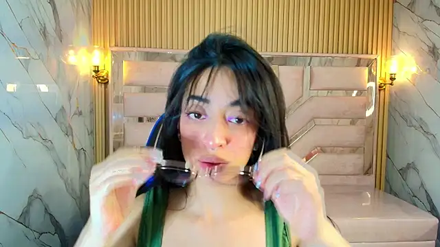 Snapshot of zoe_r_ chatting on 10.25.25 zoe r online show from 10.25.25