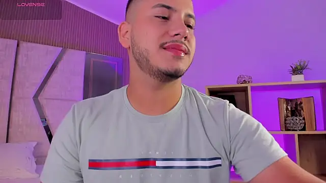 Snapshot of Axel_grey_ chatting on 04.21.26 Axel grey online show from 04.21.26