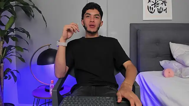 Snapshot of Tylerffoxx chatting on 05.31.26 Tylerffoxx online show from 05.31.26