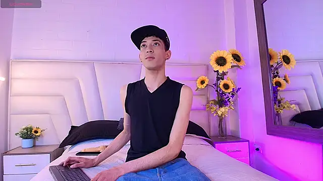 Snapshot of Ashton_Myers chatting on 10.01.25 Ashton Myers online show from 10.01.25