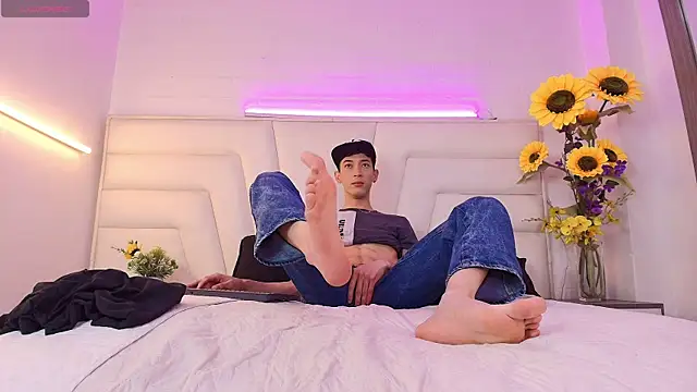 Snapshot of Ashton_Myers chatting on 10.04.25 Ashton Myers online show from 10.04.25