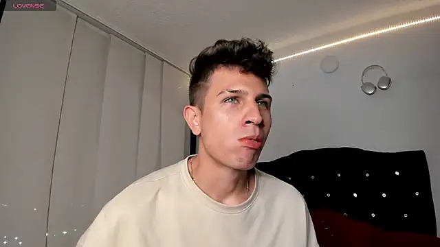 Snapshot of kevin_ahss chatting on 09.18.25 kevin ahss online show from 09.18.25