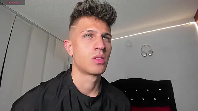 Snapshot of kevin_ahss chatting on 10.09.25 kevin ahss online show from 10.09.25