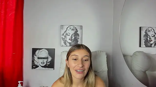 Snapshot of SophiaaLee chatting on 07.23.26 SophiaaLee online show from 07.23.26