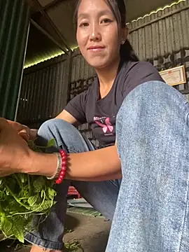 Snapshot of Huong-Ly chatting on 09.13.25 Huong-Ly online show from 09.13.25