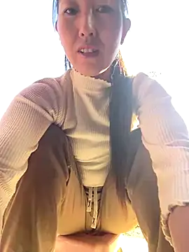 Snapshot of Huong-Ly chatting on 11.26.25 Huong-Ly online show from 11.26.25