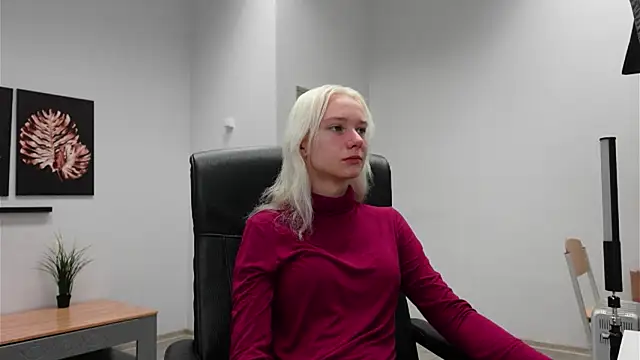 Snapshot of Laura_Chaplin chatting on 09.20.25 Laura Chaplin online show from 09.20.25