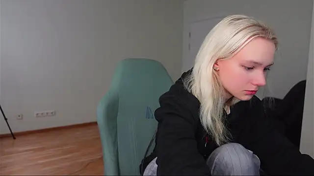 Laura Chaplin online show from 04.17.26