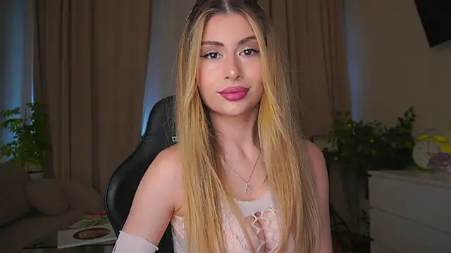Snapshot of GeorginaHarn chatting on 05.22.26 GeorginaHarn online show from 05.22.26
