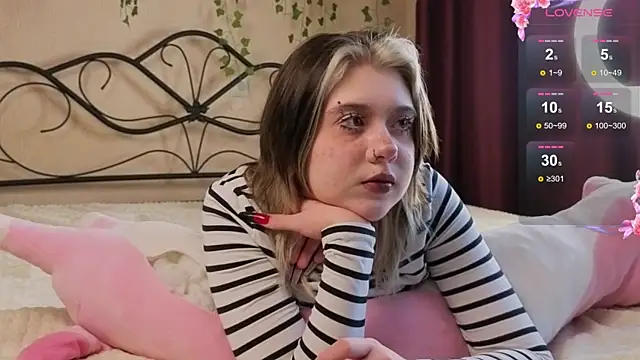 Snapshot of IrisSoCute chatting on 09.19.25 IrisSoCute online show from 09.19.25