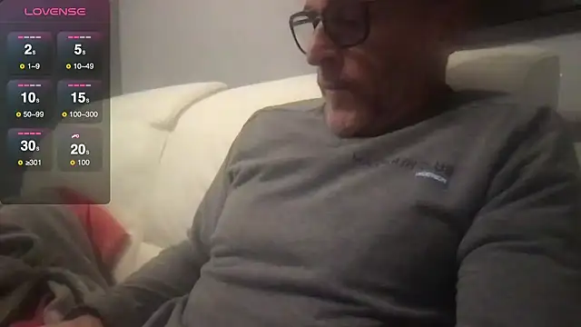 Axl hot online show from 10.10.25