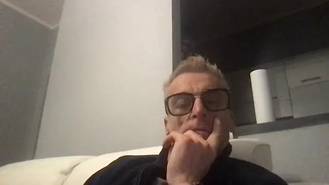 Axl hot online show from 11.22.25