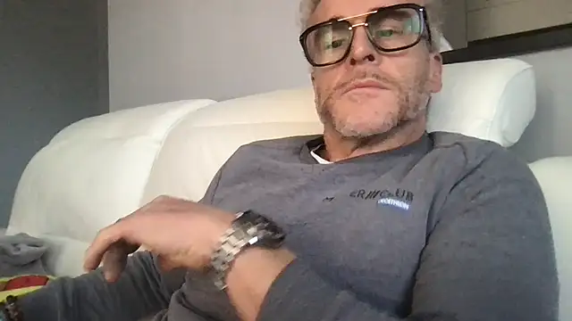 Axl hot online show from 02.23.26