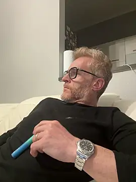 Snapshot of Axl_hot chatting on 04.18.26 Axl hot online show from 04.18.26