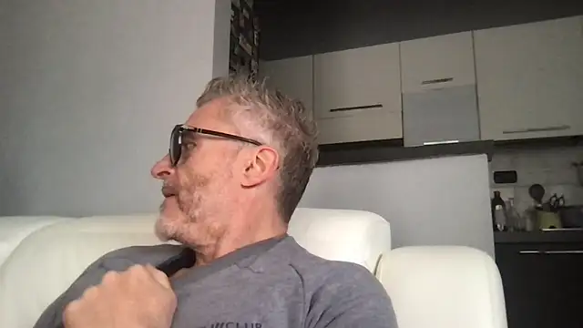 Snapshot of Axl_hot chatting on 05.16.26 Axl hot online show from 05.16.26