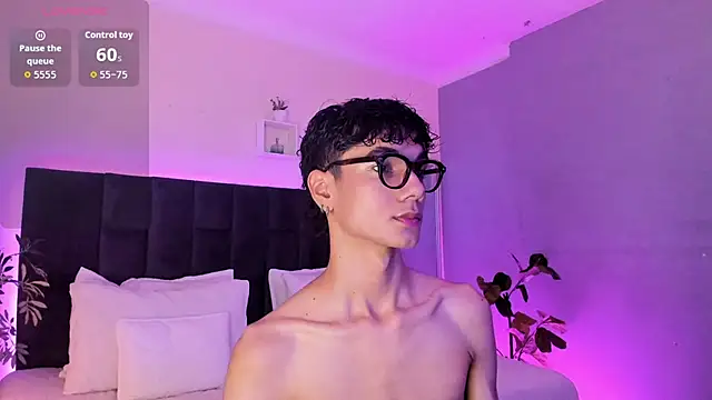 Snapshot of Phillicious__ chatting on 11.06.25 Phillicious online show from 11.06.25