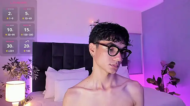 Snapshot of Phillicious__ chatting on 11.07.25 Phillicious online show from 11.07.25