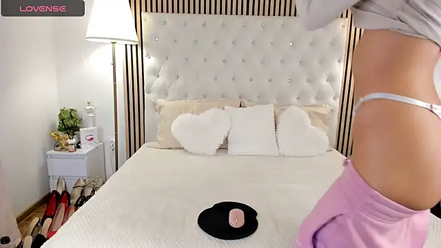 Snapshot of AlexiaLush chatting on 10.16.25 AlexiaLush online show from 10.16.25