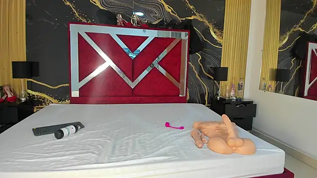 VioletRose as online show from 11.04.25