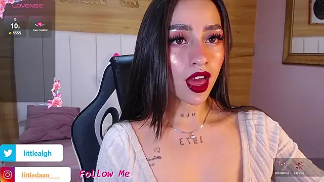 Snapshot of Abril_Velvet_a_ chatting on 10.22.25 Abril Velvet a online show from 10.22.25