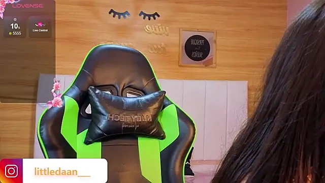 Abril Velvet a  online show from 12.19.25