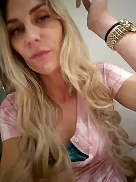 Snapshot of Melody1600 chatting on 11.05.25 Melody1600 online show from 11.05.25