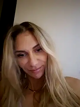 Snapshot of Melody1600 chatting on 11.08.25 Melody1600 online show from 11.08.25