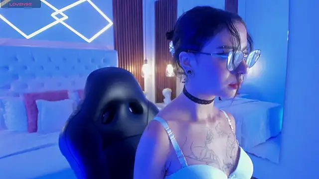 Snapshot of ZamabyCrucie chatting on 09.25.25 ZamabyCrucie online show from 09.25.25