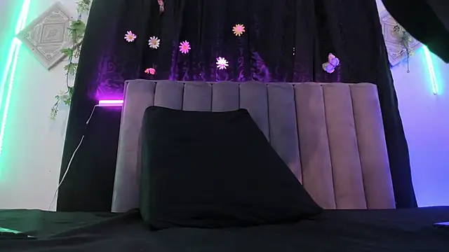 Snapshot of AkiraStone_ chatting on 10.01.25 AkiraStone online show from 10.01.25