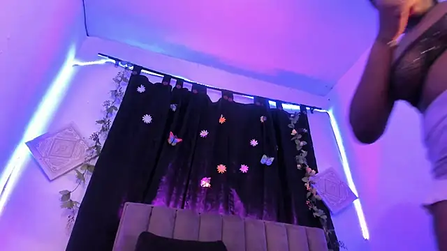 Snapshot of AkiraStone_ chatting on 10.10.25 AkiraStone online show from 10.10.25