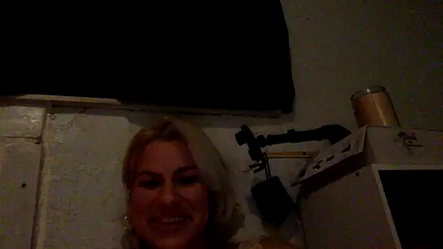 Snapshot of toomuchofafreak chatting on 09.10.25 toomuchofafreak online show from 09.10.25